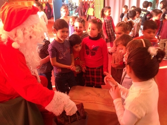 Des enfants en discussion avec le Père Noël